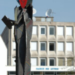 Saulcy,
Le Lecteur, sculpture, réalisée par Paul Flickinger pour L'Eté du Livre (en 1994) et offerte par l'artiste dans le cadre de l'inauguration de la rénovation du campus, en 1995