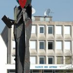 Saulcy,
Le Lecteur, sculpture, réalisée par Paul Flickinger pour L'Eté du Livre (en 1994) et offerte par l'artiste dans le cadre de l'inauguration de la rénovation du campus, en 1995