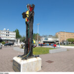 Saulcy,
Le Lecteur, sculpture, réalisée par Paul Flickinger pour L'Eté du Livre (en 1994) et offerte par l'artiste dans le cadre de l'inauguration de la rénovation du campus, en 1995