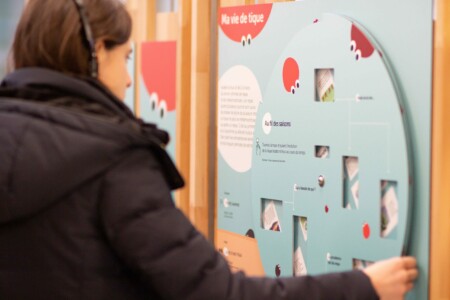Expo Tiques : s'informer, se protéger Personne devant un élément de l'Exposition tiques