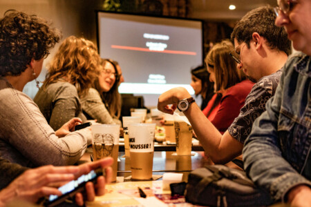 Pint of Science édition 2019 Etudiants écoutant une conférence dans un bar